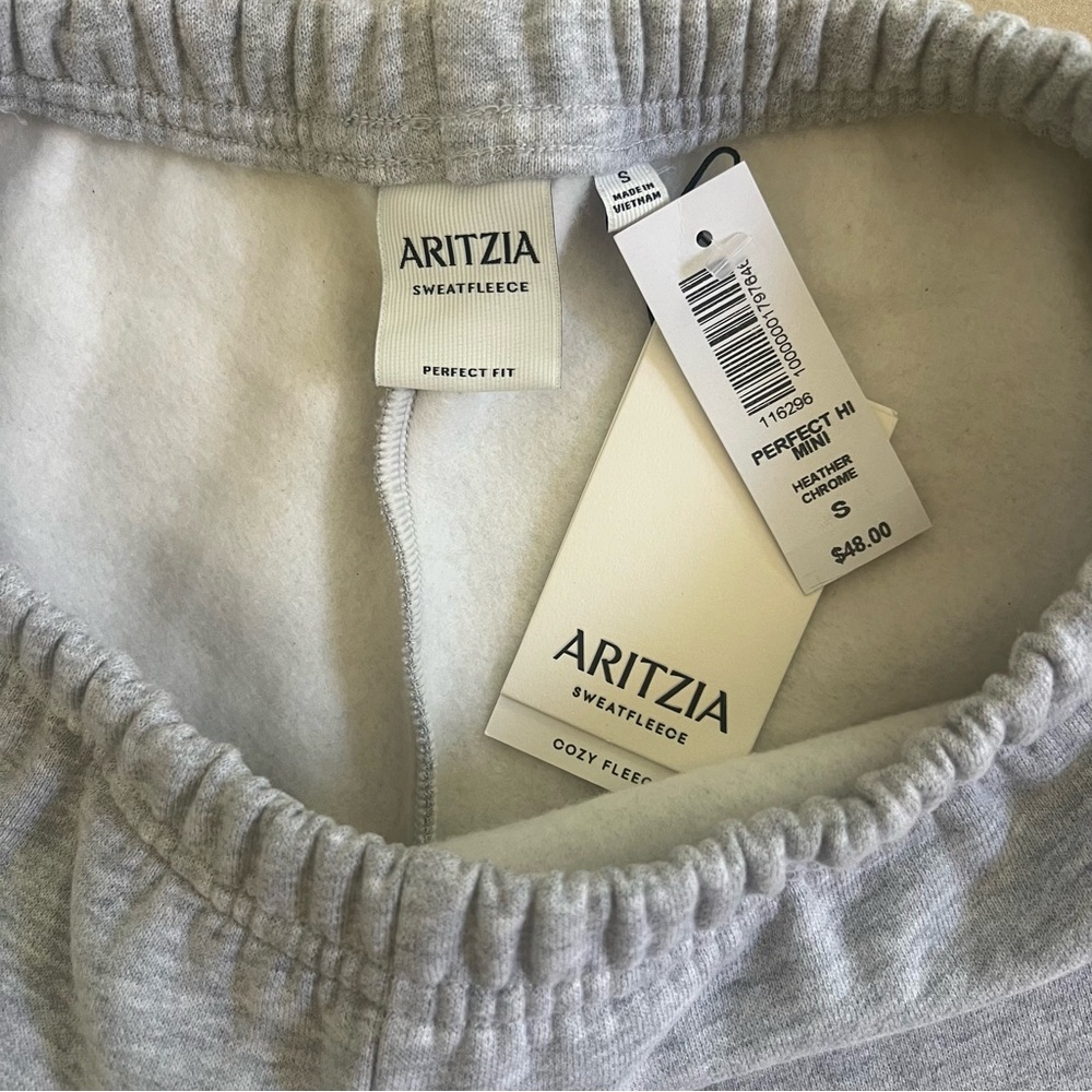 Aritzia
Cozy Sweatfleece Perfect Hi-rise Mini Short - Picture 7 of 9
